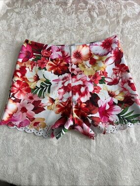 Parisian Collection Tropical Floral Scallop Hem Shorts XS